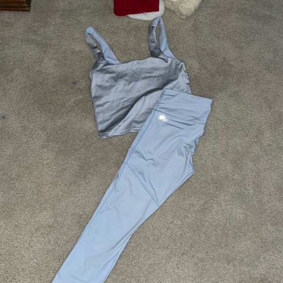 Fabletics iridescent baby blue matching set. Leggings size small - Picture 4 of 5